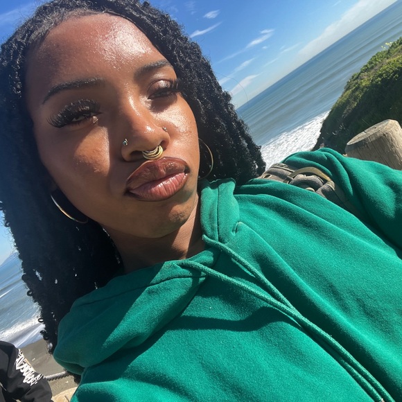 Meet your Posher, Ciara - Picture 1 of 2